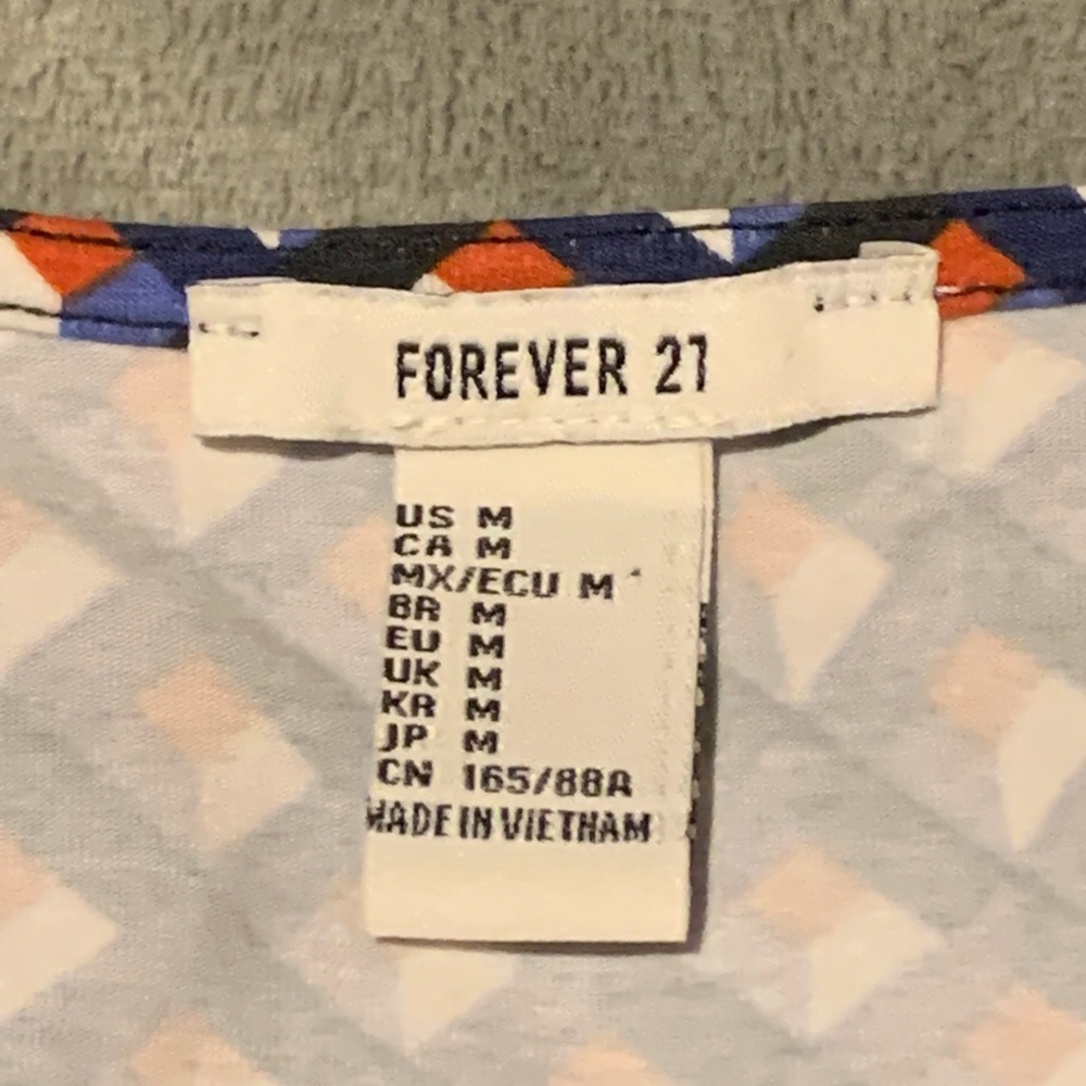 Forever 21 navy crop top with red/white/blue design size Medium - Picture 4 of 6